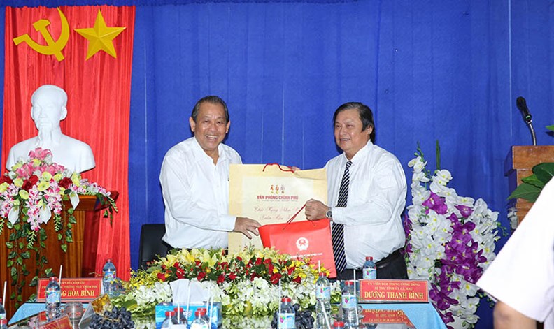 Phó Thủ tướng Trương Hòa Bình tặng quà học sinh nghèo hiếu học - ảnh 5